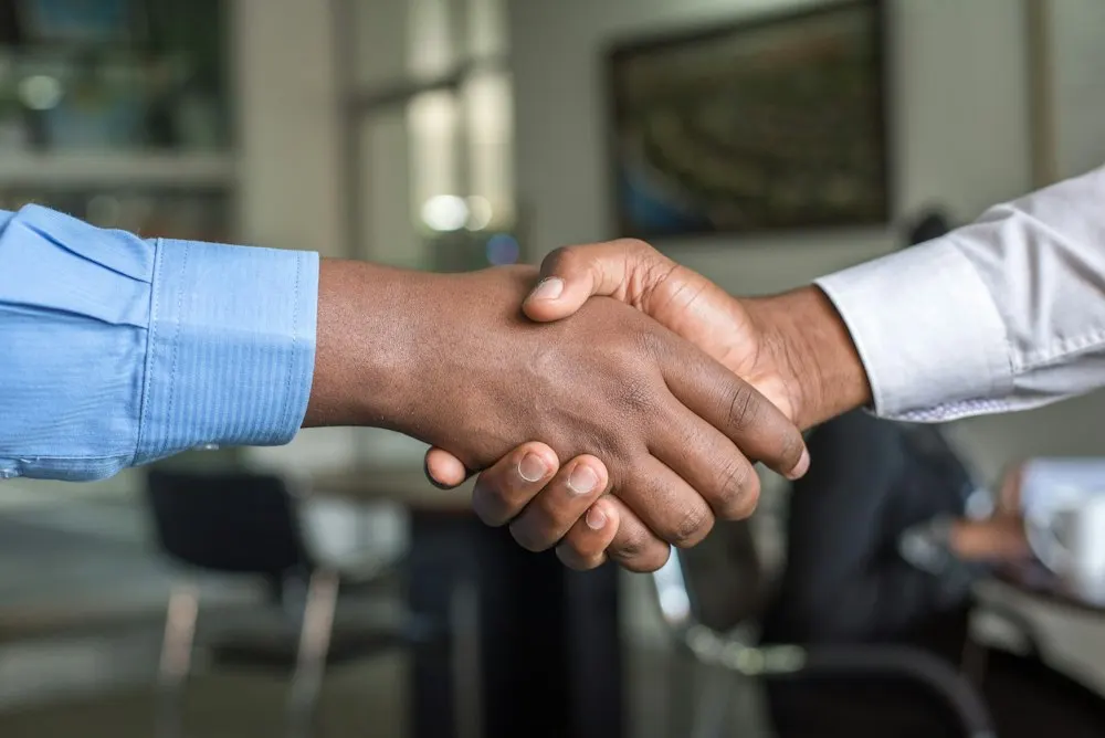 Aperto de mãos entre contador e cliente